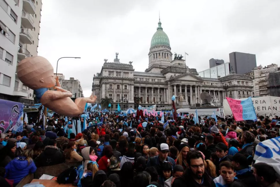 VIGILIA EN EL CONGRESO. Manifestantes “provida”, con sus pañuelos celestes, se concentraron frente al edificio. reuters 