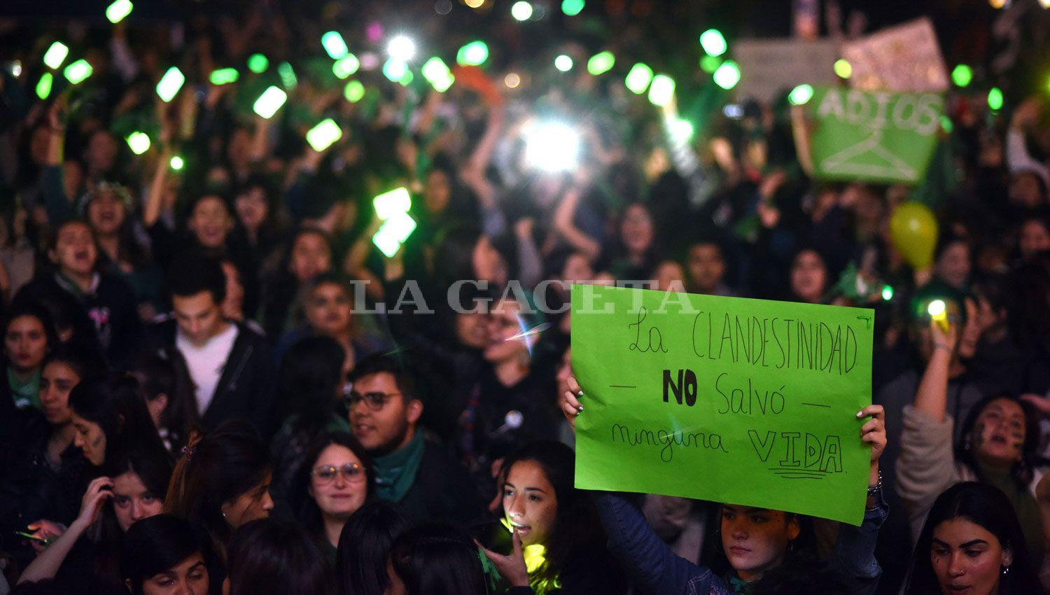 MARCHA POR LA DESPENALIZACIÓN. La marcha en Tucumán previo a la decisión del Senado.