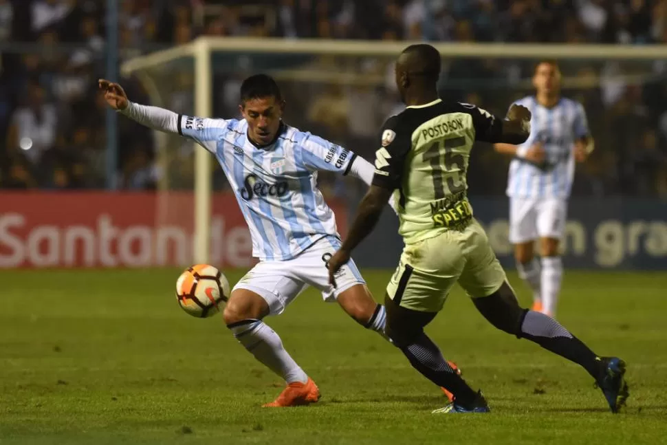 DEMOLEDOR. Acosta puede no superar el metro 70 de altura, pero su corazón y despliegue lo hacen tanto o más grande que la propia Rusia. Ayer sentenció el partido. la gaceta / fotos de Diego araoz y hector peralta