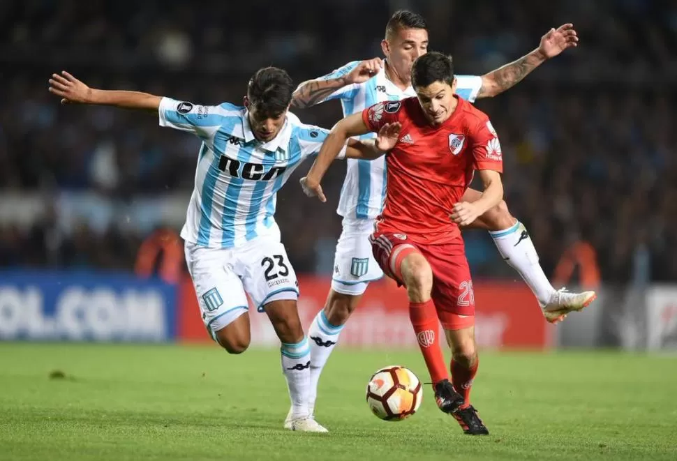 PELOTA DOMINADA. “Nacho” Fernández se escapa de la marca de Soto. prensa river plate