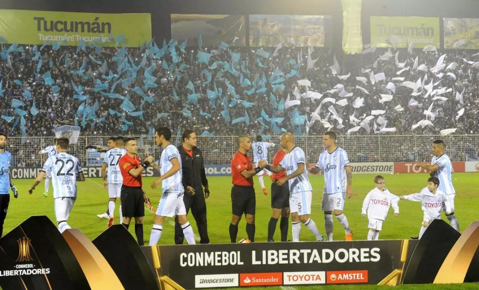 EL RECIBIMIENTO IMPACTA. La hinchada de Atlético también quiere dejar su sello “tucumano” cuando el equipo sale a la cancha. Y lo consigue siempre.  la gaceta / foto de hector peralta