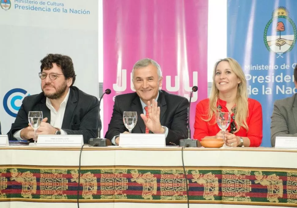 UN ACTO DE AYER. El gobernador Gerardo Morales y su pareja Tulia Snopek compartieron estrado con Pablo Avelluto, ministro de Cultura de la Nación. twitter @MoralesGerardo1