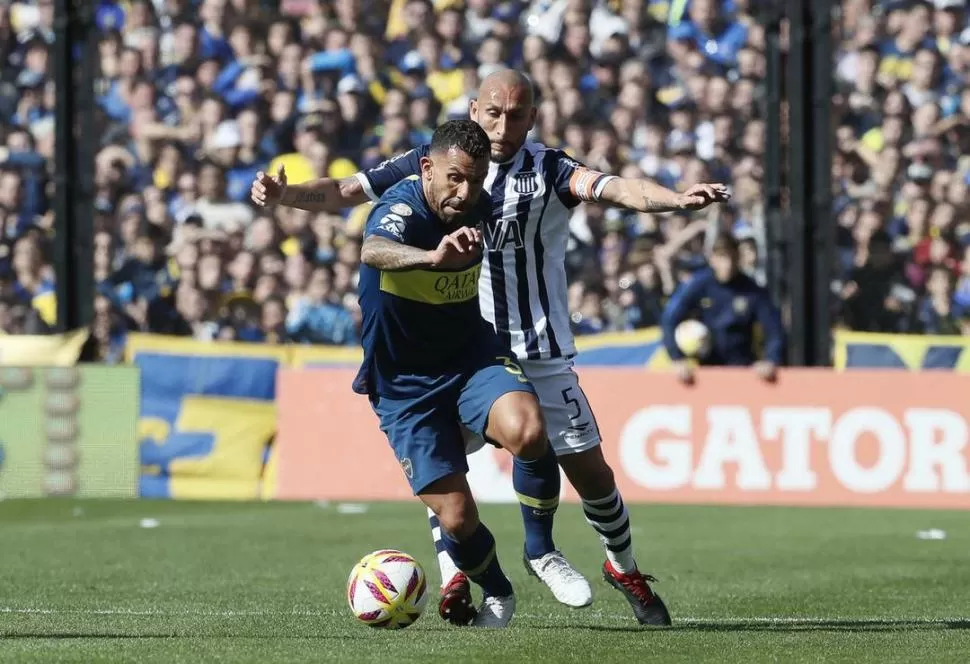 AY, CARLITOS. Tevez, que había jugado un buen primer tiempo, falló un penal.  