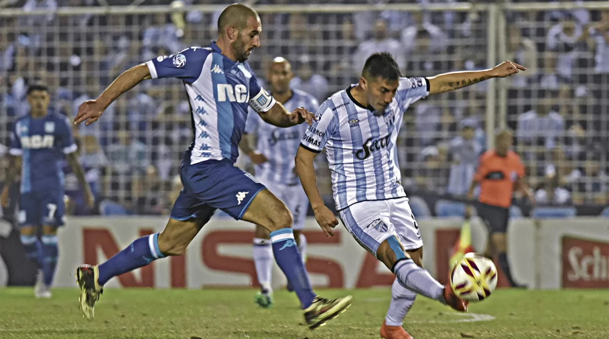 GOLEADORES. Acosta marcó el primer tanto de Atlético y López, el de Racing. Bou y Barbona anotaron los otros en un partido cambiante y emotivo.