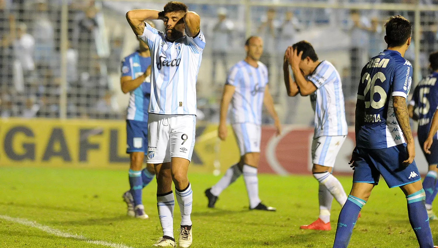 Díaz tuvo el triunfo en sus pies pero tiró la pelota por arriba del travesaño