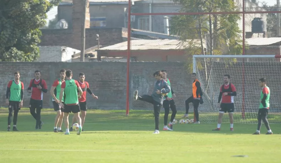 LA RECETA DE FORESTELLO. El entrenador de San Martín, que ayer dirigió la práctica realizada en el complejo Natalio Mirkin, sabe que para conservar la categoría será fundamental hacerse fuerte en Tucumán. la gaceta / foto de franco vera