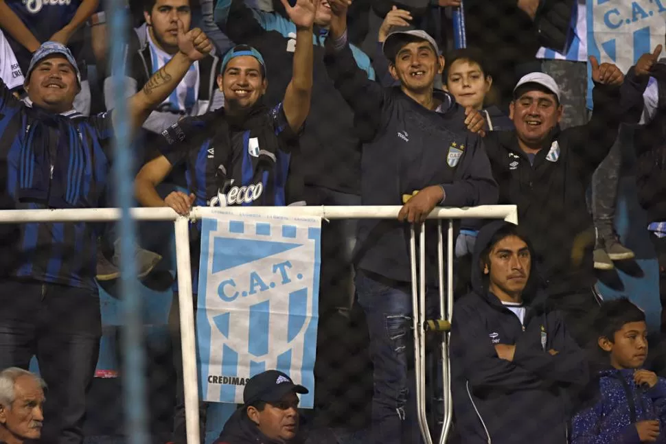 AGUANTEN LOS TRAPOS. LA GACETA aportó color en las tribunas, con banderas “blanquicelestes” para los hinchas. la gaceta /  foto de JUAN PABLO SANCHEZ NOLI 