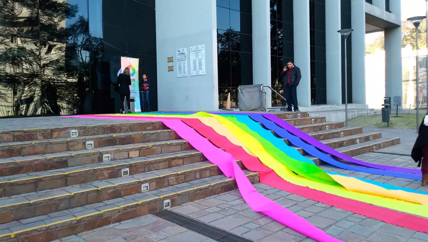 POR LA LEY. Los colores cubrieron las escaleras de la Legislatura.