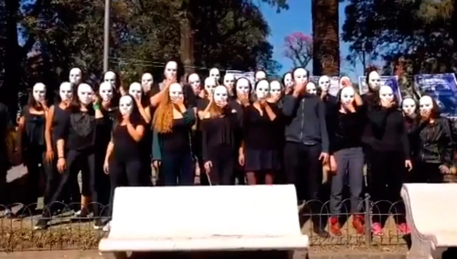 Luego de la marcha docente, alumnos de la UNT protestaron al ritmo de Bella ciao