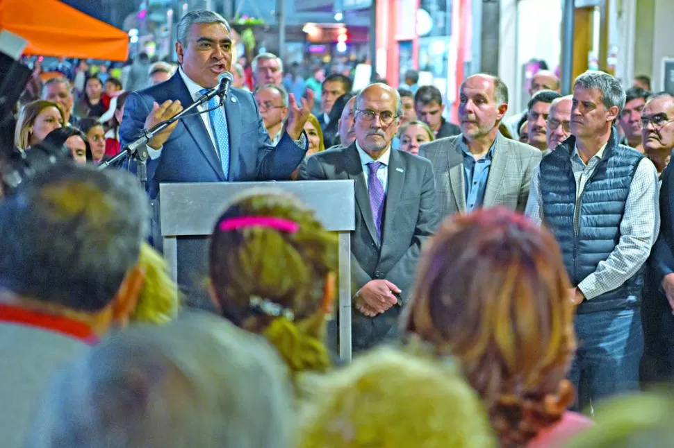 DESDE EL ATRIL. Alfaro habla a los vecinos, al dejar inaugurada la peatonal. la gaceta / foto de Juan Pablo Sánchez Noli