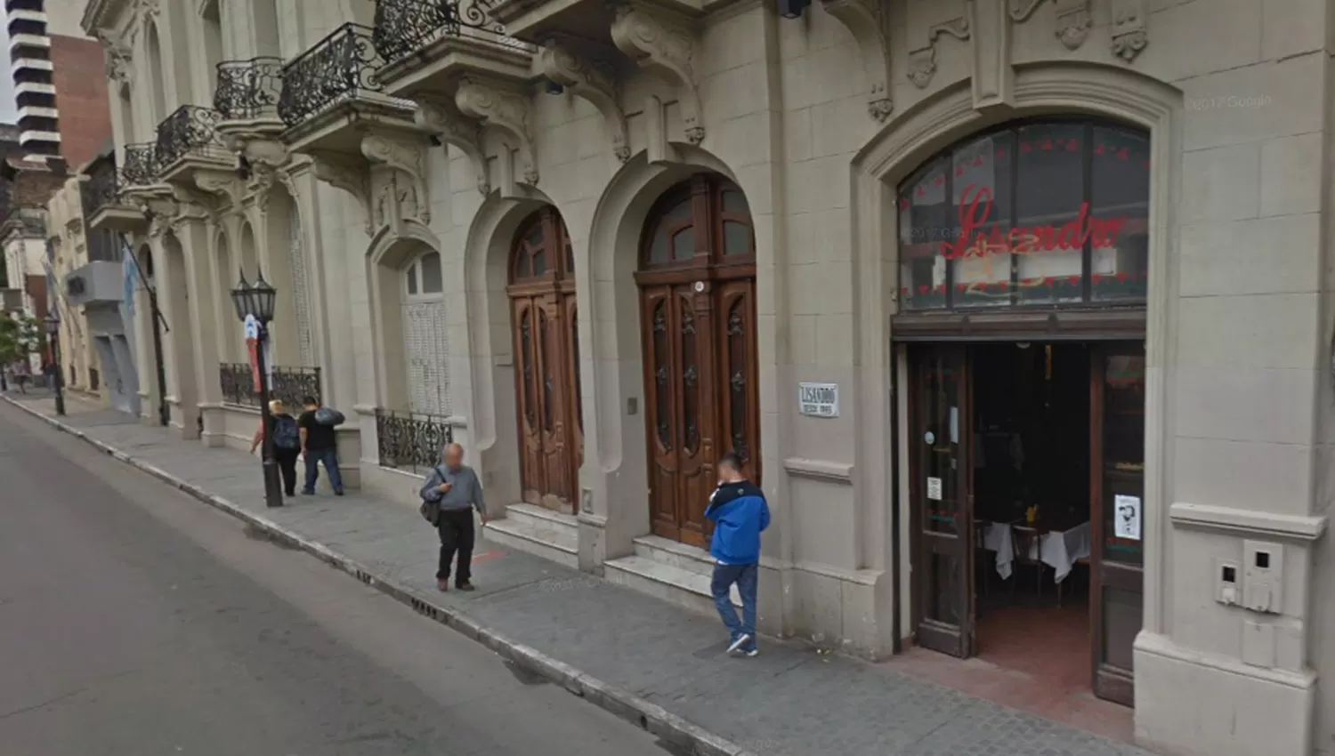 Reventaron una puerta y se llevaron dinero de un restaurante del microcentro