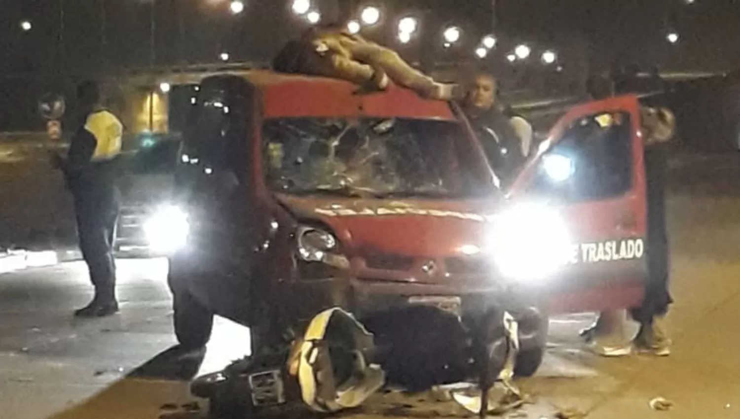 IMPACTANTE. El motociclista terminó arriba de la camioneta. IMAGEN ENVIADA POR UN LECTOR