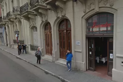Reventaron una puerta y se llevaron dinero de un restaurante del microcentro