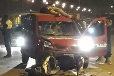 Tafí Viejo: tras un choque voló y terminó sobre el techo de una camioneta