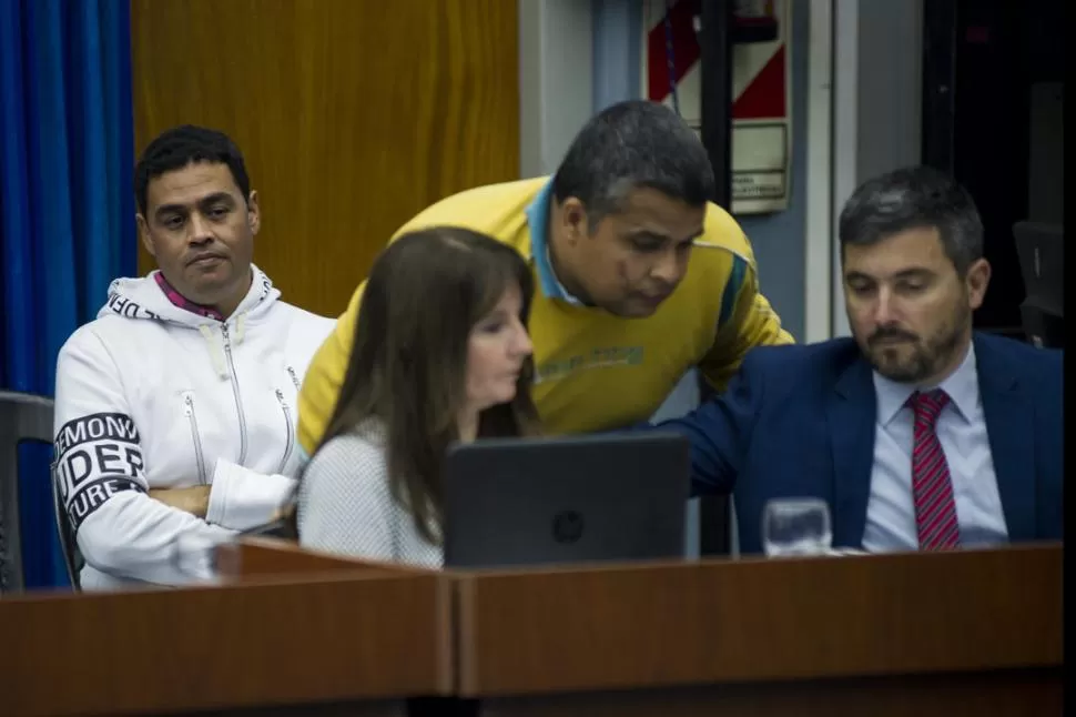 DEFENSA. El imputado García dialoga con el defensor Bonnin. Julio César Trayán los observa aténtamente. la gaceta / FOTO DE JORGE OLMOS SGROSSO