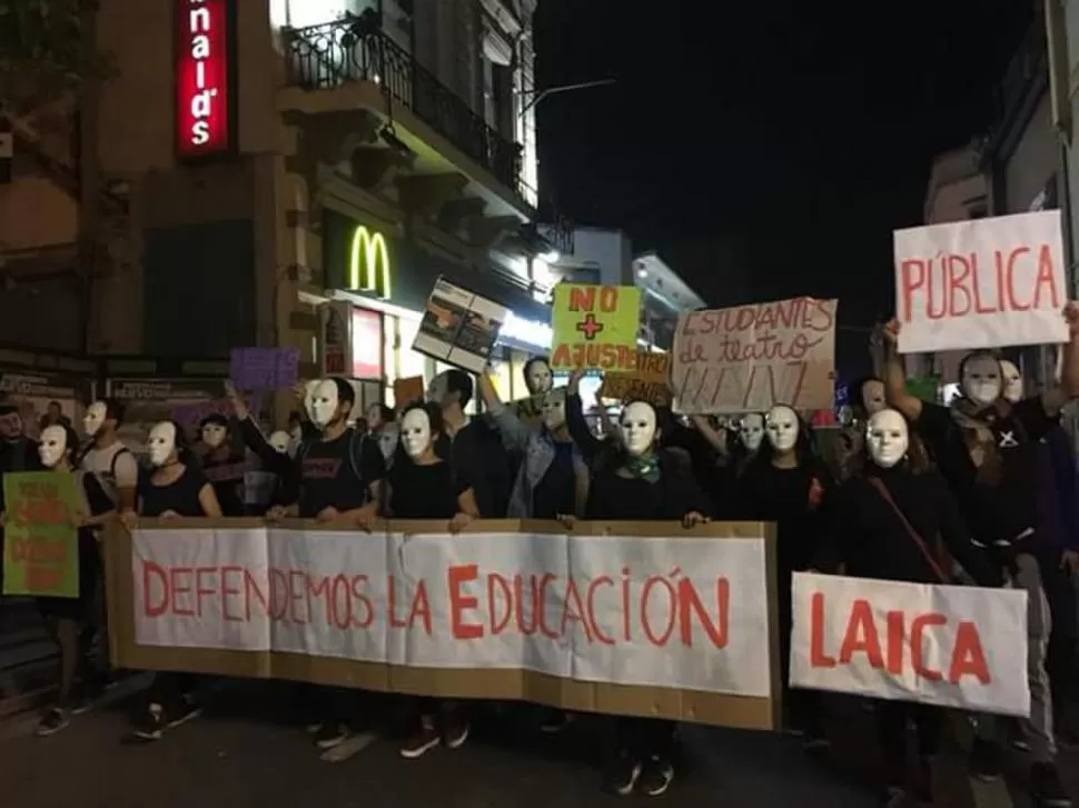 MARCHA. La docencia encabezó una manifestación multitudinaria el jueves. twitter @ADIUNT