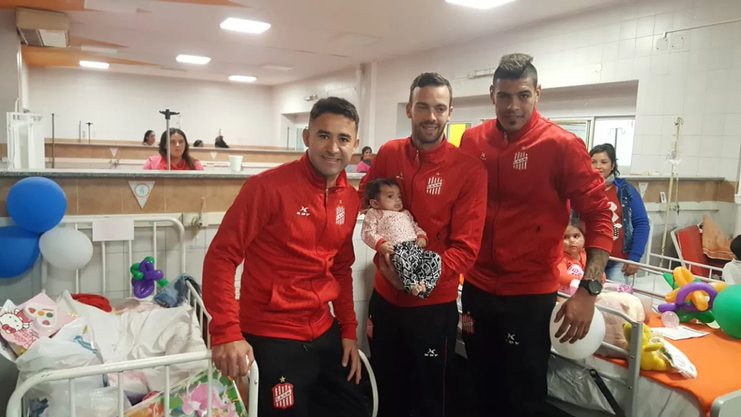 GRAN GESTO. Bieler, Altuna y Acevedo repartieron regalos en diferentes salas del Hospital de Niños.