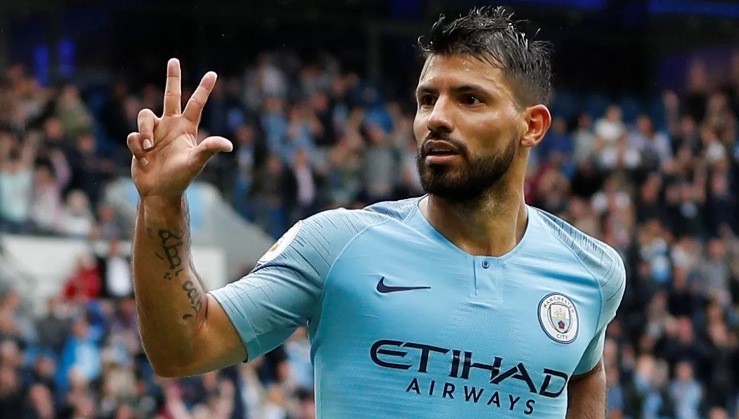 IMPARABLE. El Kun sumó su 13° triplete con la camiseta del City. 