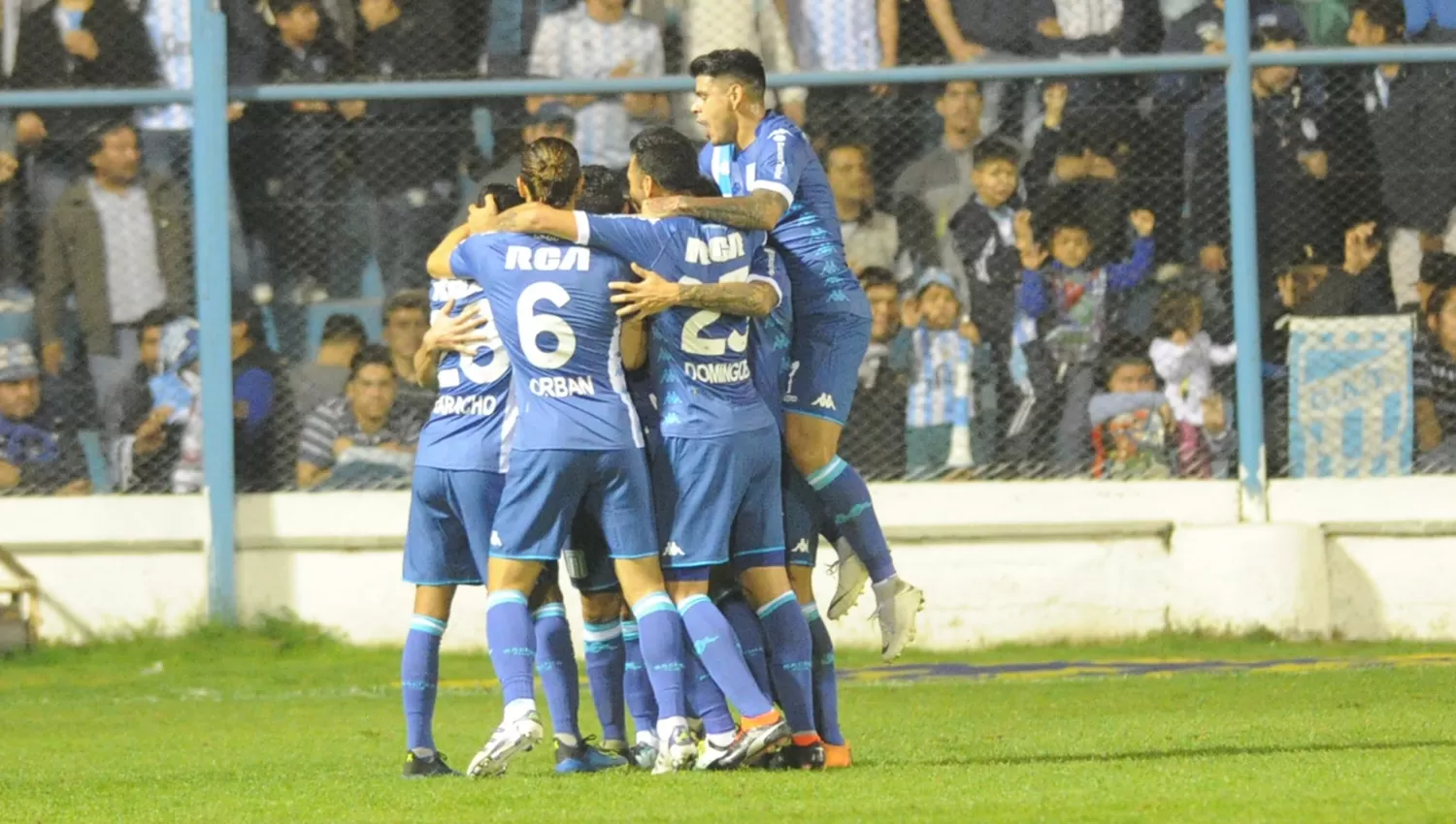 LEVANTAR EL APLAZO. Racing dejó dos puntos en el Monumental durante la primera fecha. 