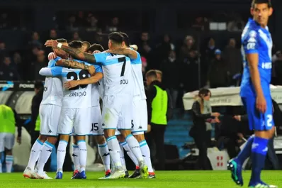 Le costó, pero Racing venció a Vélez y festejó en el Cilindro