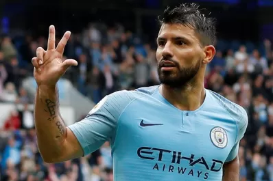 Con tres goles de Agüero, Manchester City aplastó a Huddersfield en la Premier
