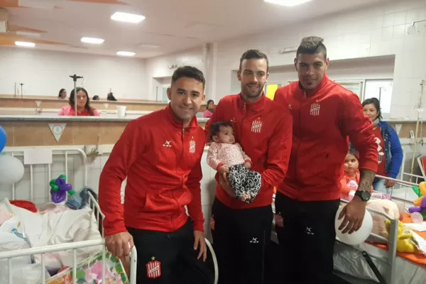 Los jugadores de San Martín visitaron el Hospital de Niños para sorprenderlos en su día