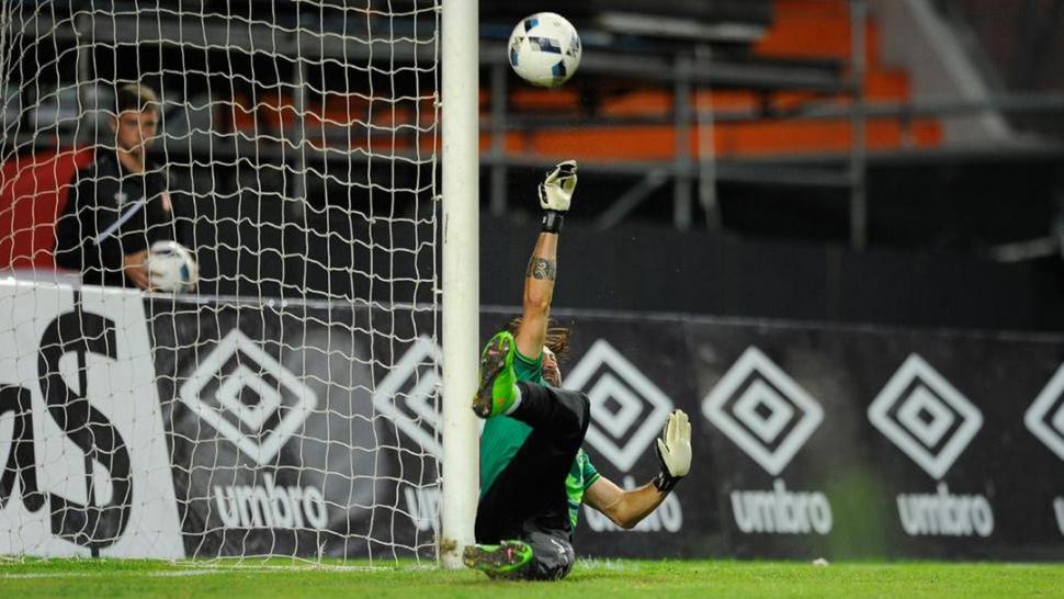 DE NUEVO. Lucchetti le atajaba el penal a Schunke en 2016. Espinoza lo invalidó. 