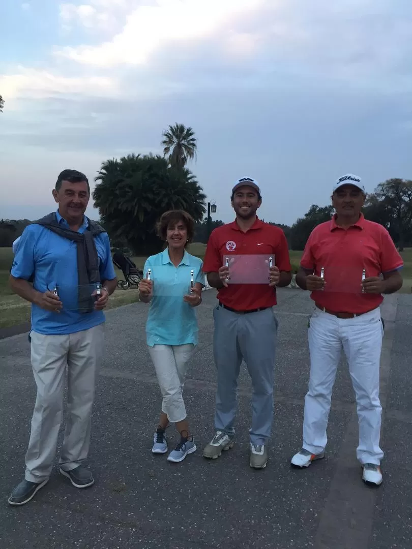 PREMIADOS. Eduardo Palacio, Sara Mirande, Pedro Caram Di Santo y Rubén Aráoz exhiben sus trofeos en Alpa Sumaj. prensa jockey club