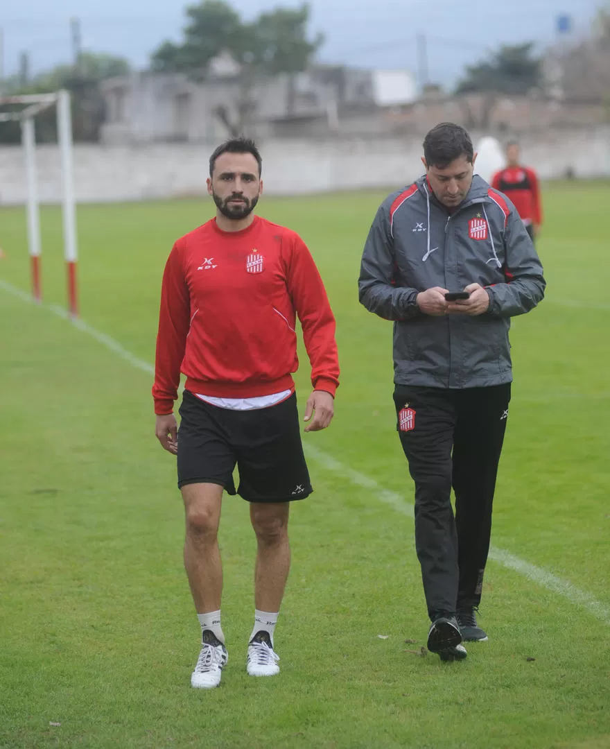 PAUSA. Albín, junto al kinesiólogo Abdulhamid, en un parate de un entrenamiento. la gaceta / foto de Antonio Ferroni (archivo)