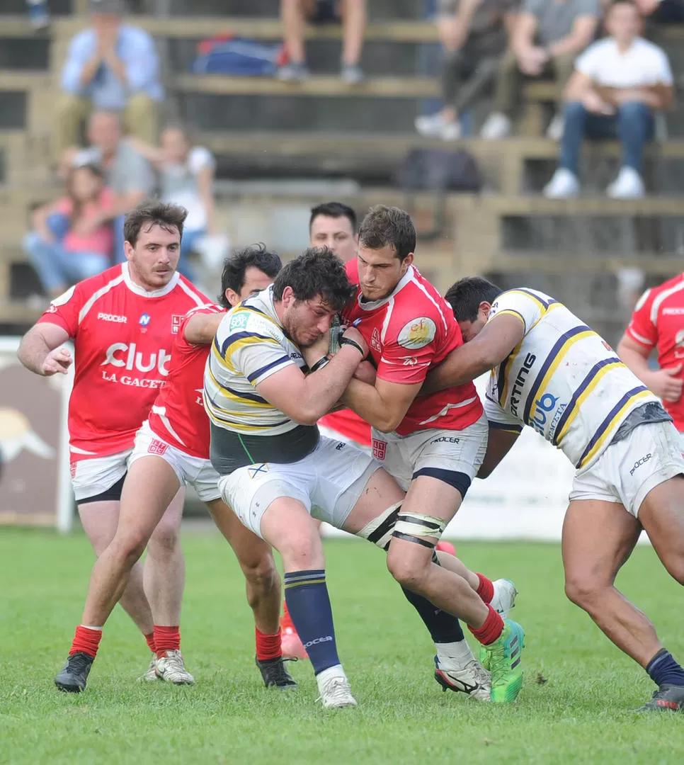 POSESIÓN COMPARTIDA. Santiago Pérez y Santiago Portillo en una dura pulseada por la pelota. la gaceta / foto de hector peralta