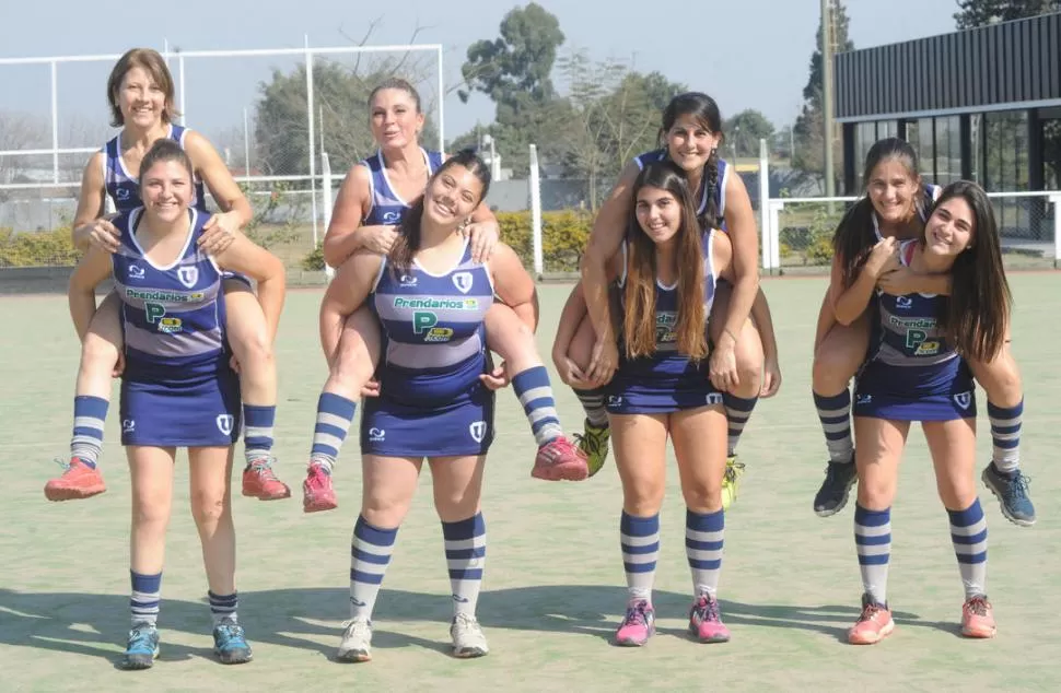 VALERIA Y LUCÍA. “Lo que más me gusta de Lucía cuando la veo jugar es su constancia y su compromiso con el equipo”, dijo Valeria. “Compartir el hockey con mi mamá y con mi tía ‘Gaby’ es lo mejor que me podía pasar en este deporte”, destacó Lucía.  