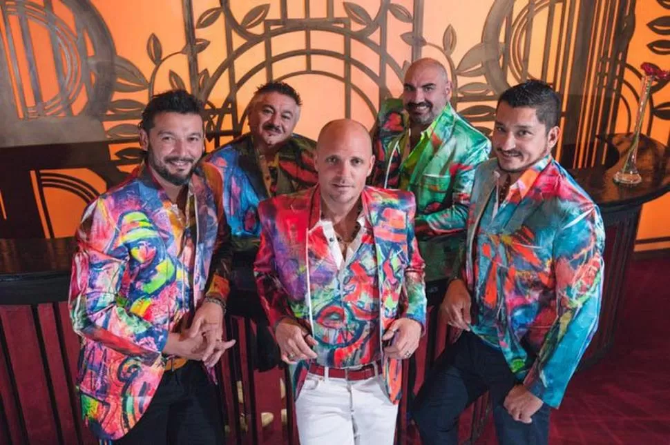 COLOR Y CALOR DE CARNAVAL. Los Tekis suben al escenario del Atahualpa con su show “Pachacuti”. twitter @LosTekisOficial