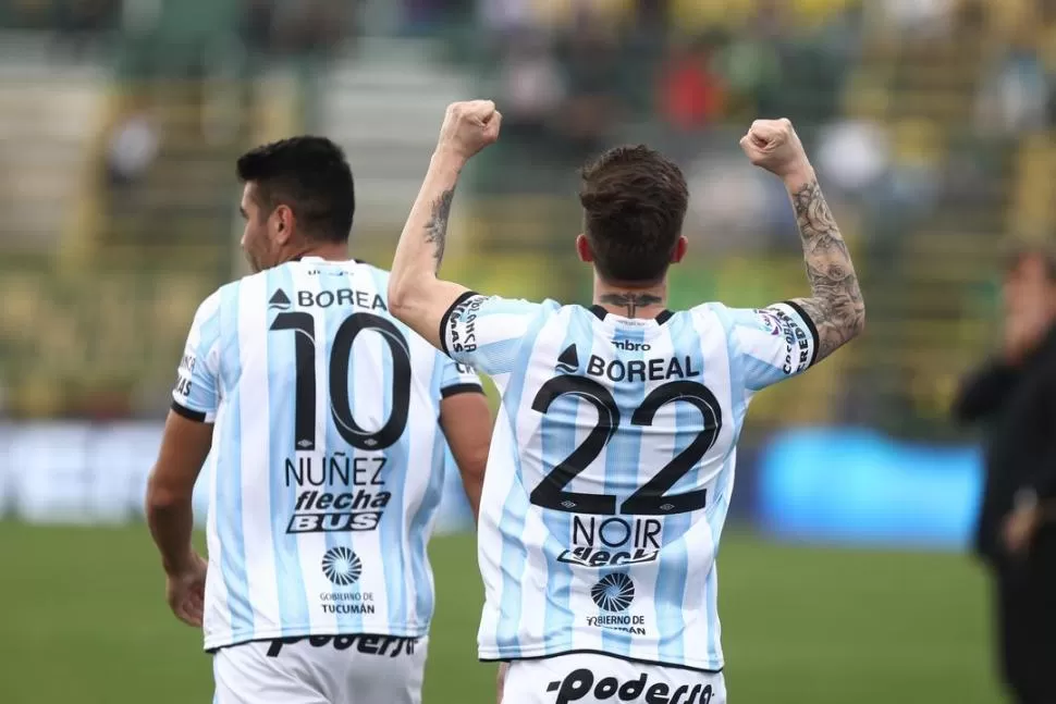 LA ESPALDA DEL GOLEADOR. Noir festeja su gol olímpico con los brazos arriba. foto de juan ignacio roncoroni