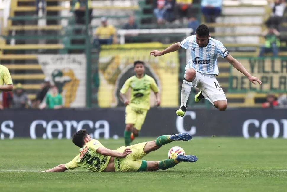 PASO CERRADO. Mariano Bareiro se adelanta y le roba el balón a un Gervasio Núñez, que todavía no ha encontrado su mejor versión en Atlético. Ayer fue titular pero salió al promediar el segundo tiempo. 