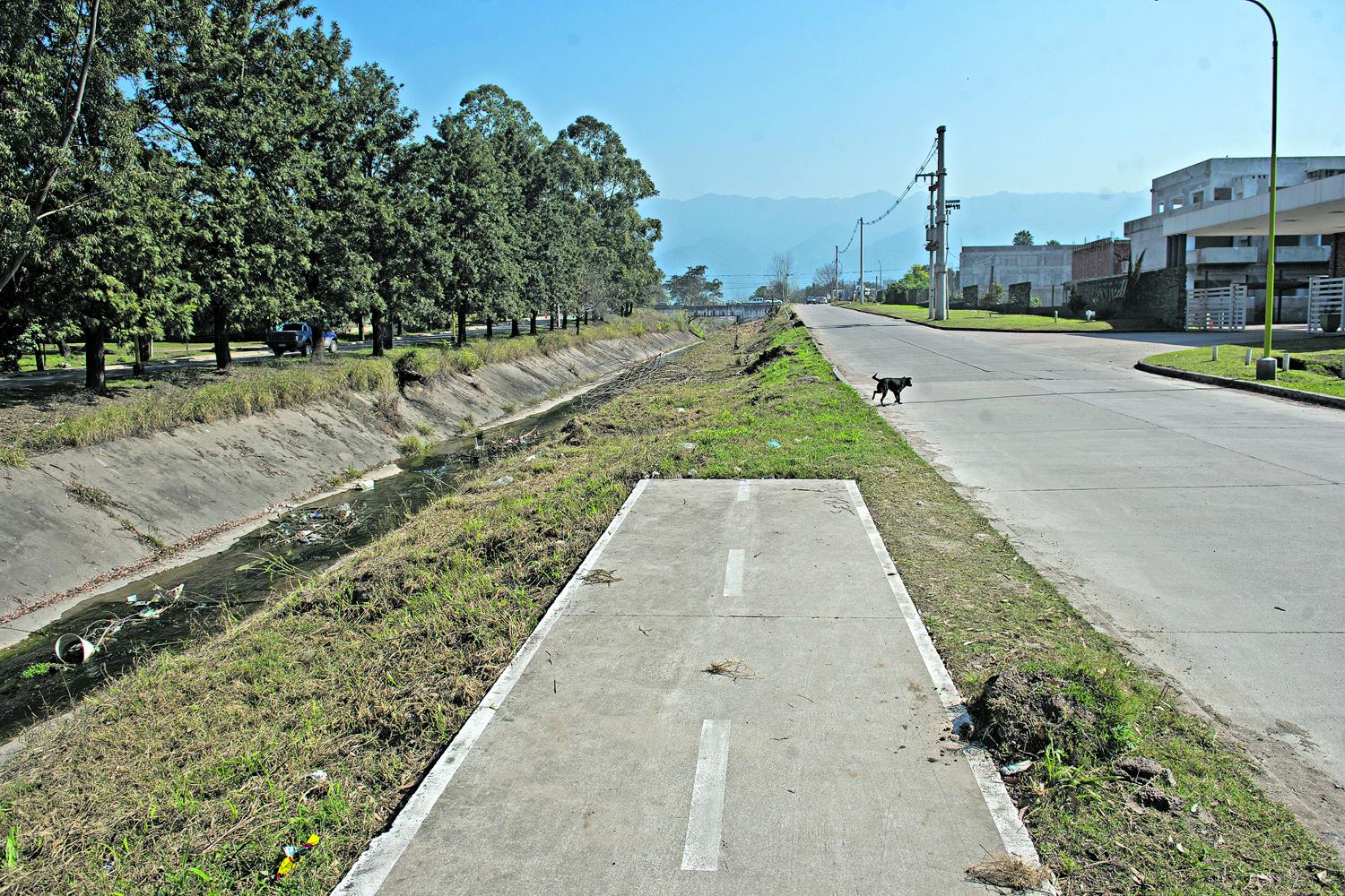 A MEDIAS. Entre basura y olores putrefactos una ciclovía quedó a medio terminar 