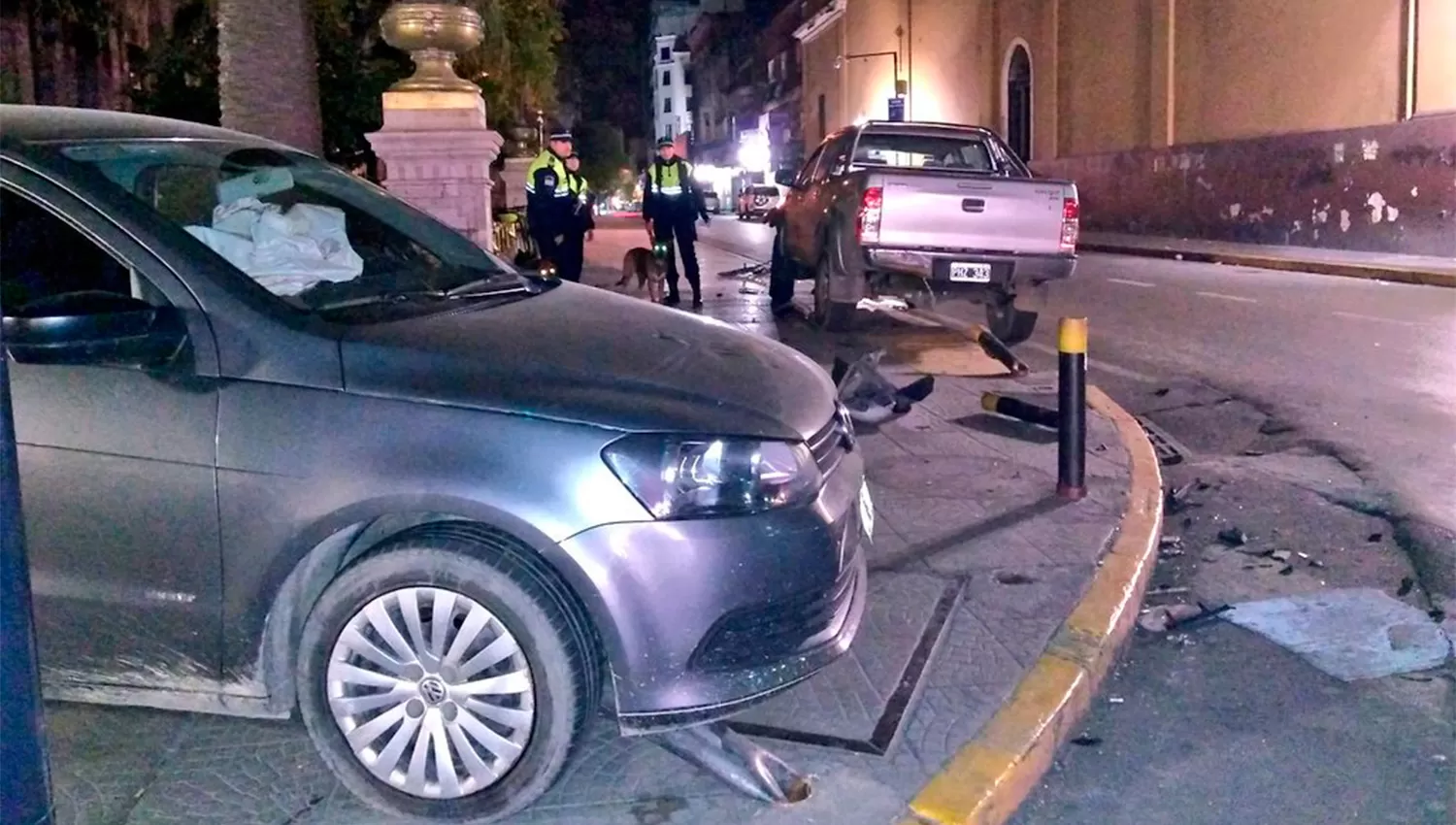 DURA COLISIÓN. Los vehículos terminaron arriba de la vereda. 