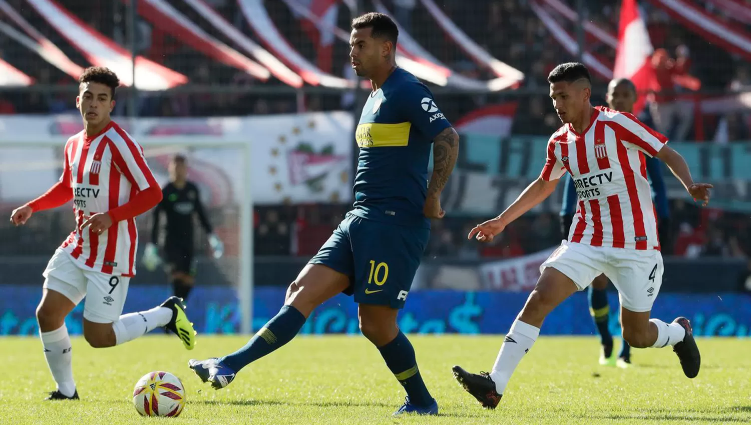 EN CANCHA DE QUILMES. Boca enfrenta a Estudiantes de La Plata.