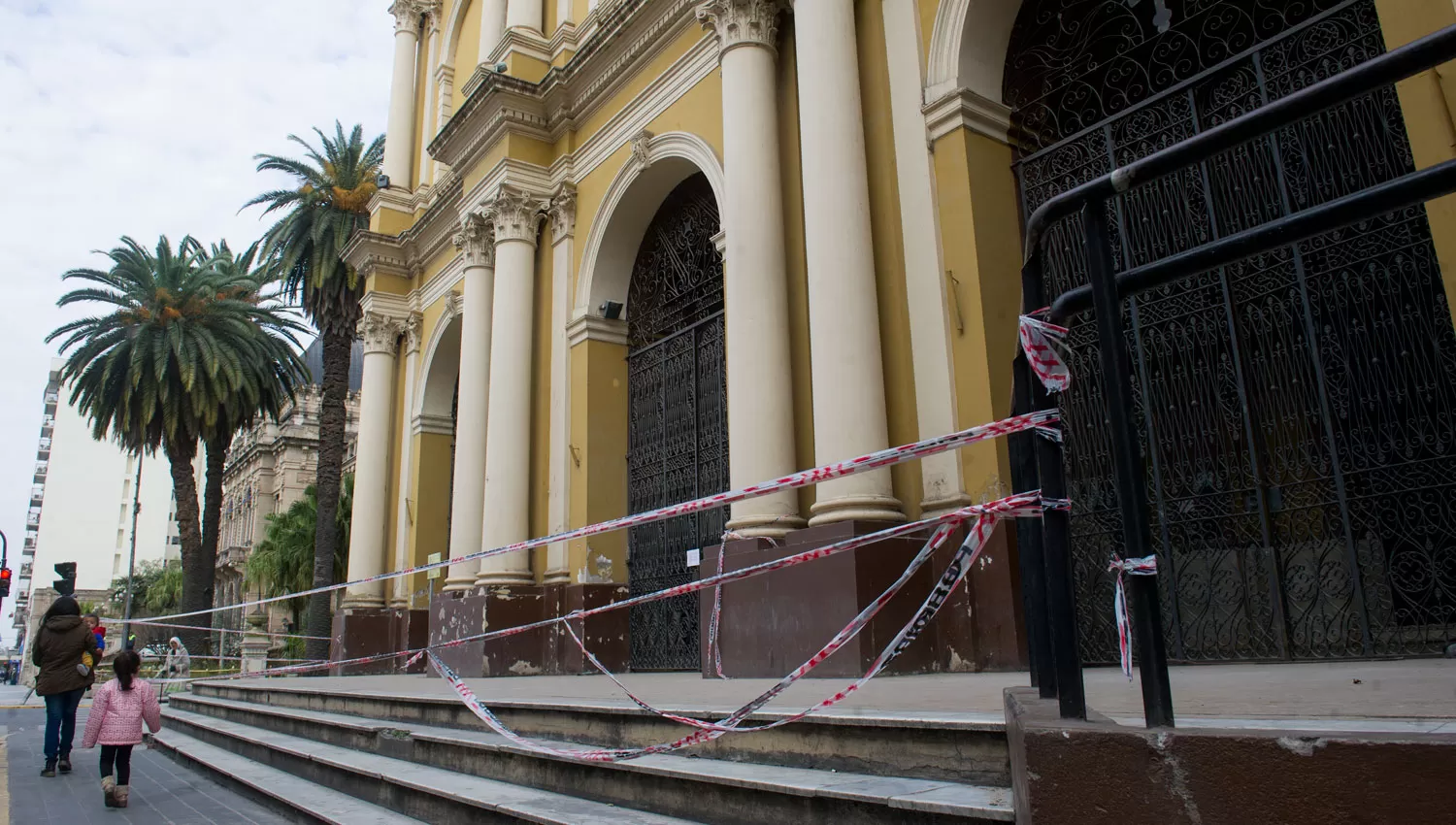 IGLESIA SAN FRANCISCO. Cayó el revoque de la fachada de la iglesia.