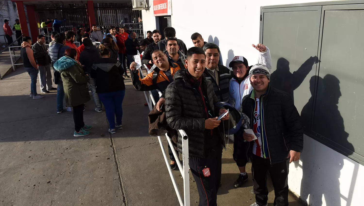 LOS HINCHAS YA ESTÁN PREPARADOS PARA EL DEBUT DE SAN MARTÍN