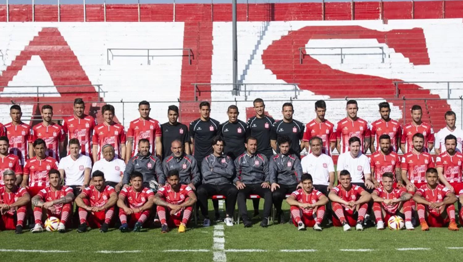 TODOS JUNTOS. Los jugadores y el cuerpo técnico posaron en el medio del campo de juego de La Ciudadela.