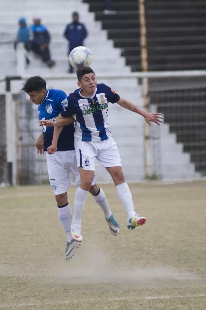 PELEA ARRIBA. Leonel Quiroga, de Brown, le gana a Robles. El “Marino” se clasificó.  la gaceta / foto DE JORGE OLMOS SGROSSO