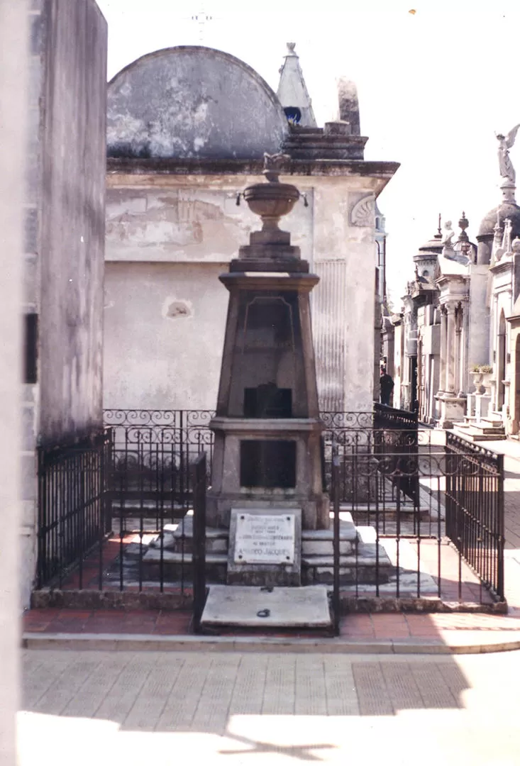 AMADEO JACQUES. Su tumba, costeada por los alumnos del Nacional de Buenos Aires, en el cementerio de La Recoleta 