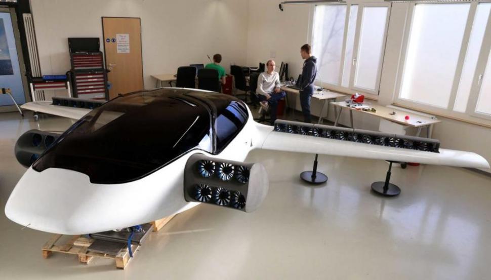 La dirección de la aeronave eléctrica se manejará a través de un sistema de control asistido y por medio de una computadora. Según los fabricantes, el único requisito para operar el vehículo será una licencia experimental deportiva, que requiere un mínimo de 20 horas de vuelo.