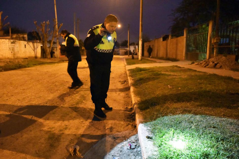 TAREAS. Un perito de la Policía observa una mancha de sangre, donde habría caído Daverio.  