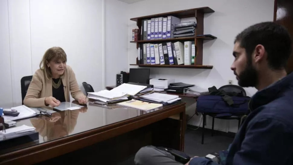 EN SU DESPACHO. Ferrioli conduce el Instituto de la Vivienda desde finales del año pasado, cuando falleció su antecesor y ex jefe, Gustavo Durán. lg play