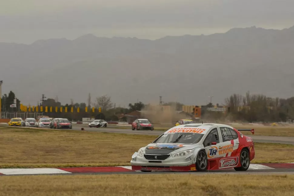 LA MÁQUINA. El Peugeot 408 con el que corre el juvenil tucumano se mostró muy competitivo en la pista puntana. FOTO DE HERNÁN CAPA 