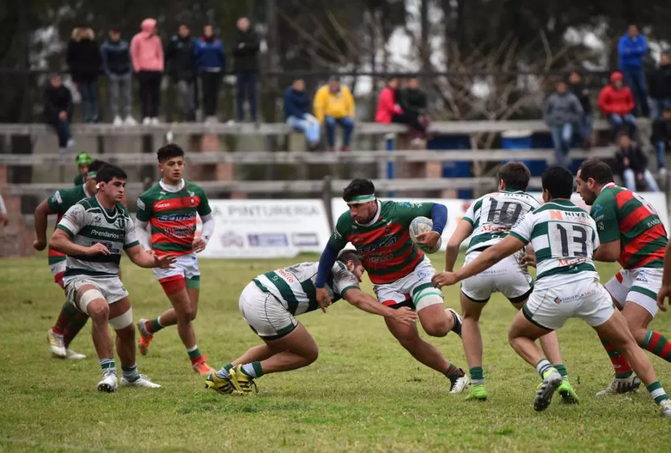 TRABADO. Eric Saracho intenta el quiebre frente a la dura defensa visitante. la gaceta / foto de osvaldo ripoll 