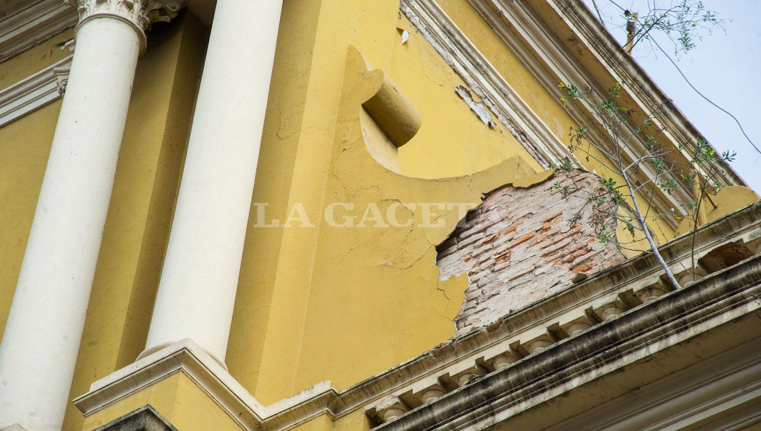 IGLESIA SAN FRANCISCO. Cayó el revoque de la fachada de la iglesia.