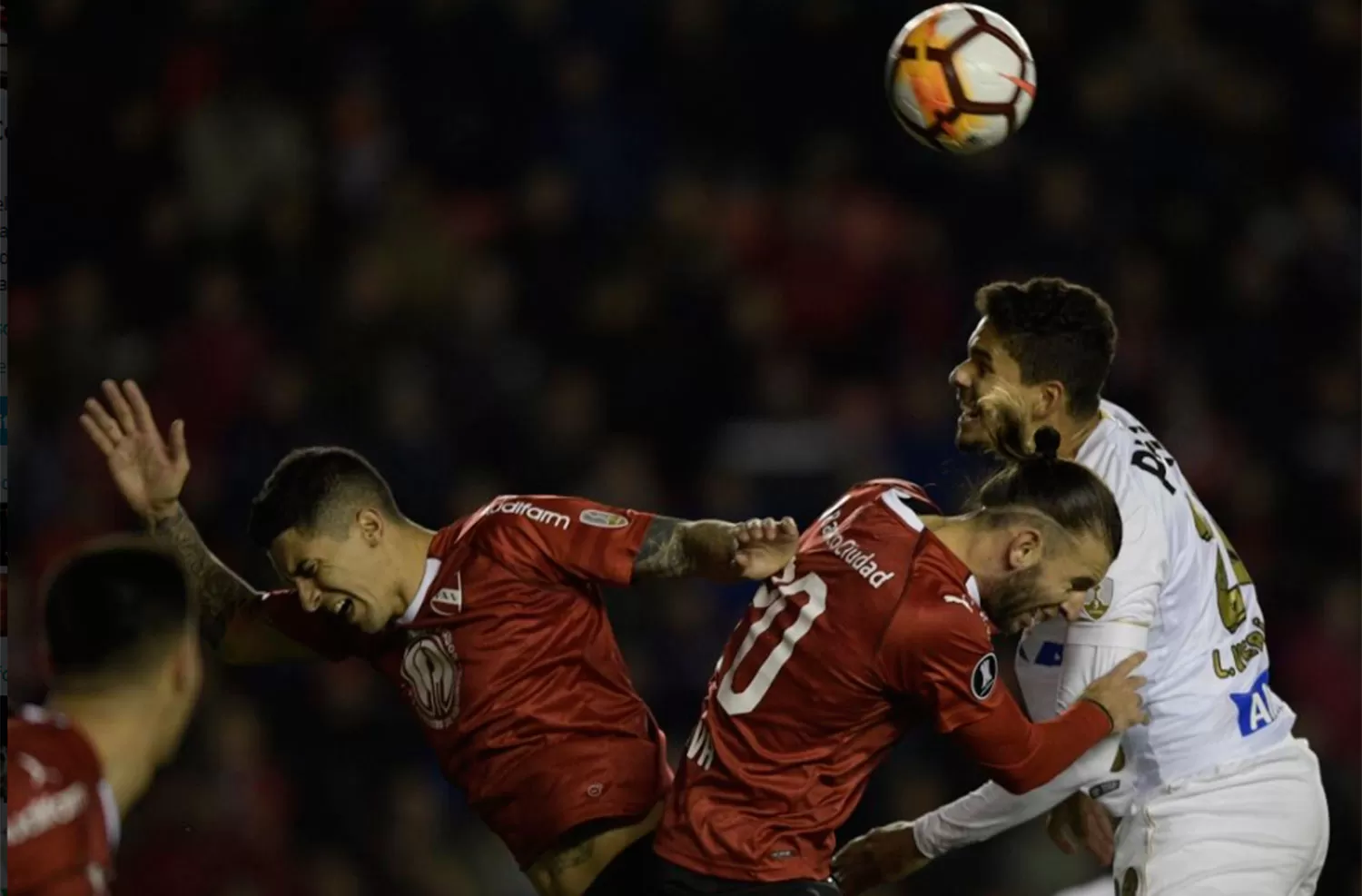 Mucha lucha y poco juego en el duelo entre Independiente y Santos.