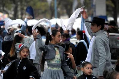 Barrio Sur se volvió zamba, bombo y pañuelos al viento
